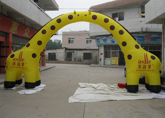 China Amarele o arco inflável do PVC Airblown de 0,55 milímetros, costume da arcada da entrada do girafa fornecedor