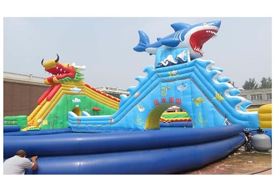 China dragão grande de encerado do PVC de 0.9MM/parque inflável água do tubarão com grande piscina azul fábrica